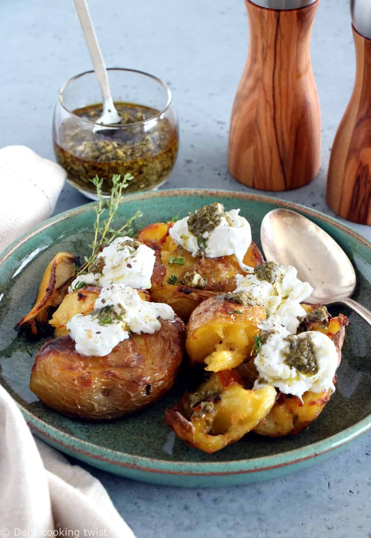 Pommes de terre écrasées au four, burrata et pesto