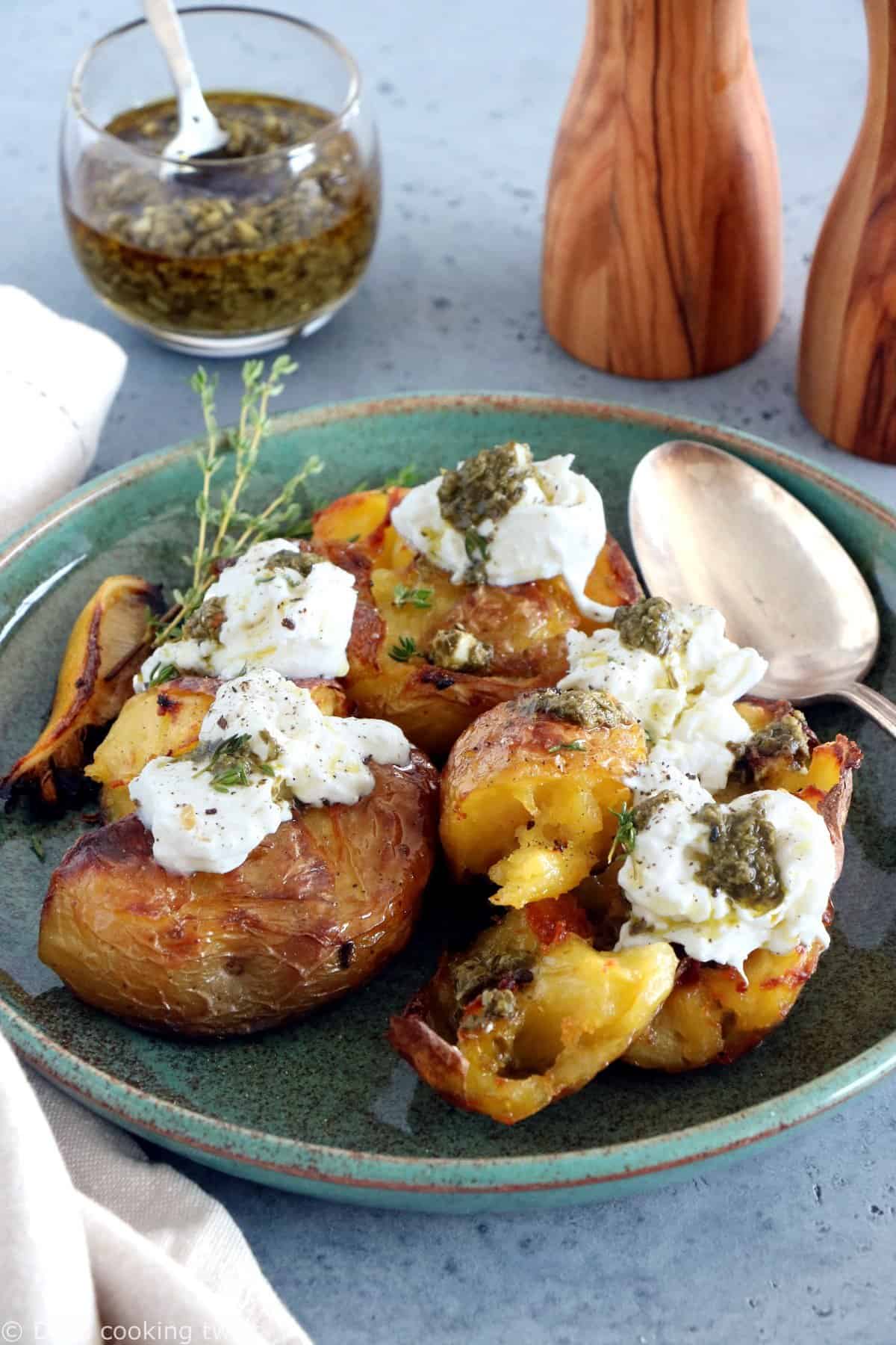 Pommes de terre écrasées au four, burrata et pesto