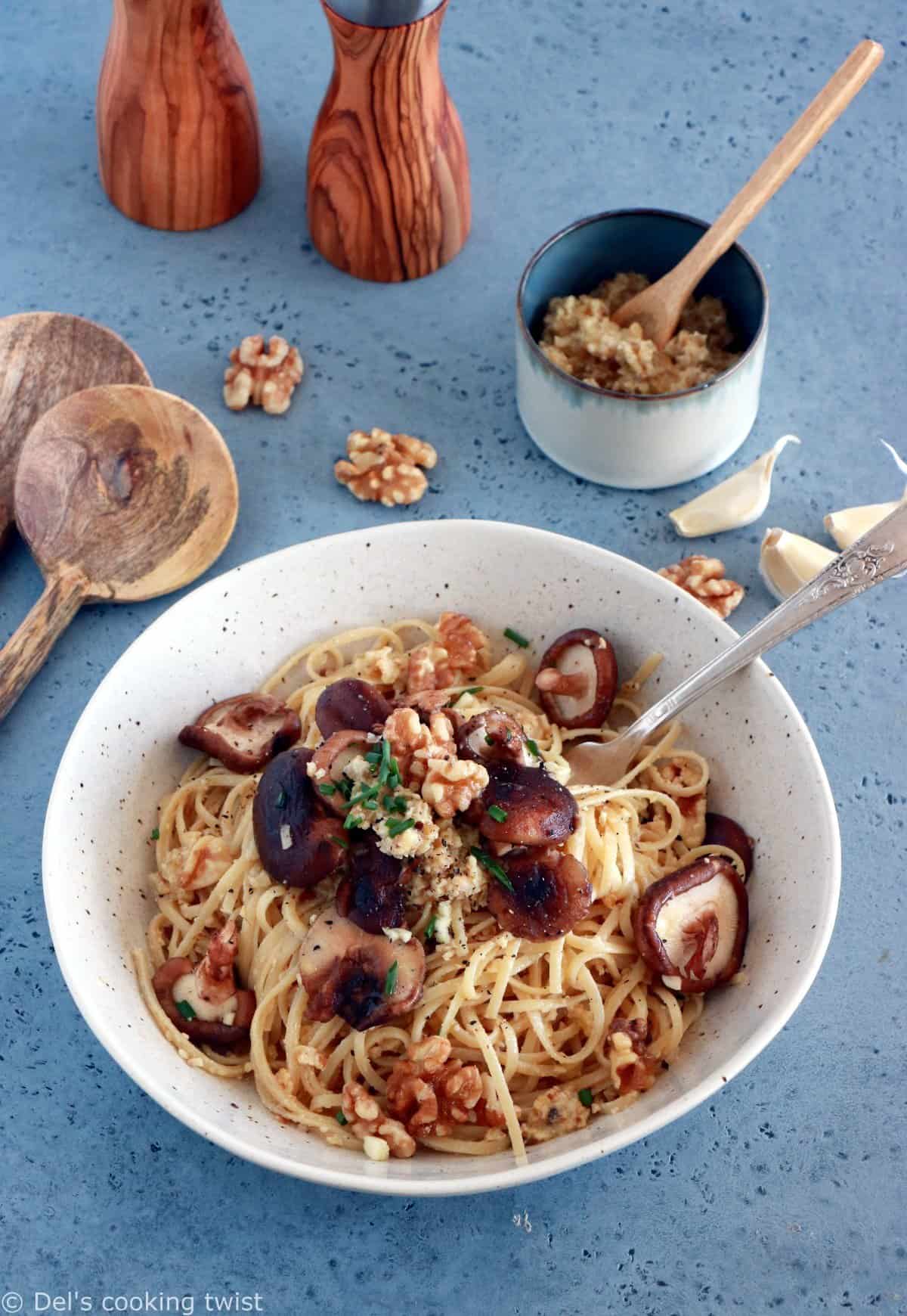 Pâtes au pesto de noix et champignons sautés à l'ail