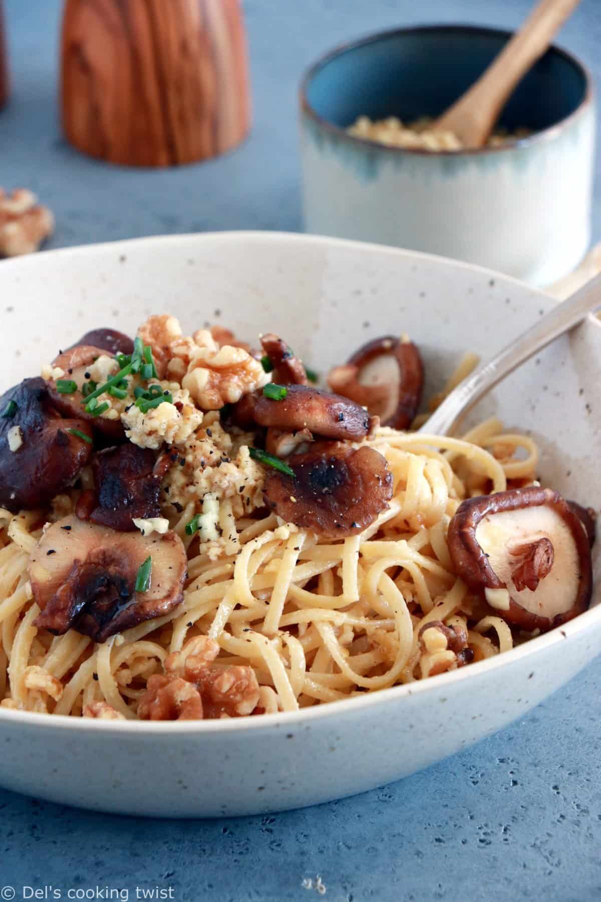 Pâtes au pesto de noix et champignons sautés à l'ail