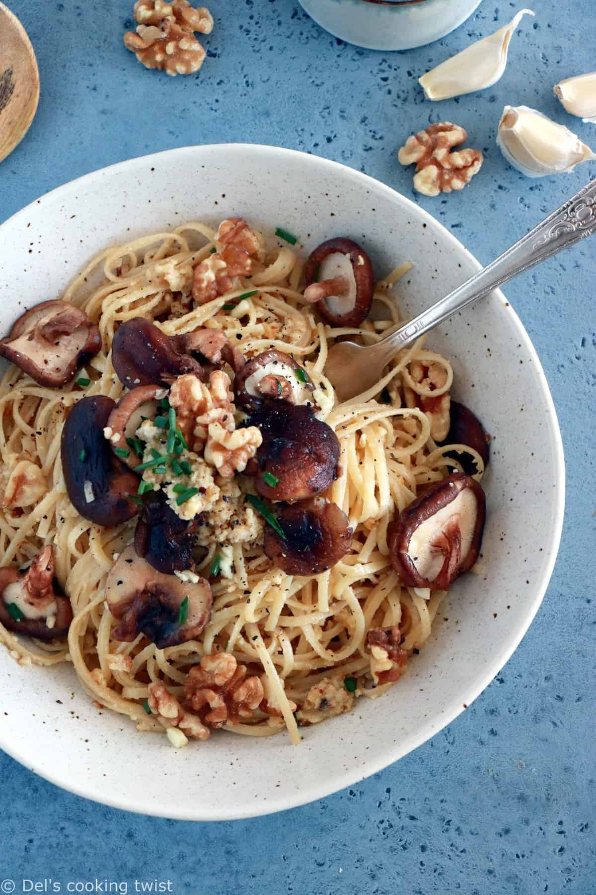 Pâtes au pesto de noix et champignons sautés à l'ail