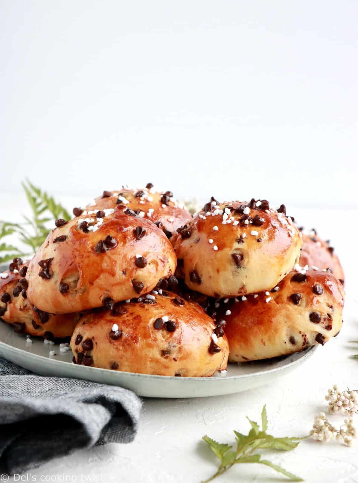 Douces, moelleuses et généreusement garnies de mini pépites de chocolat, ces petites brioches régalent petits et grands gourmands au petit déjeuner comme au goûter.