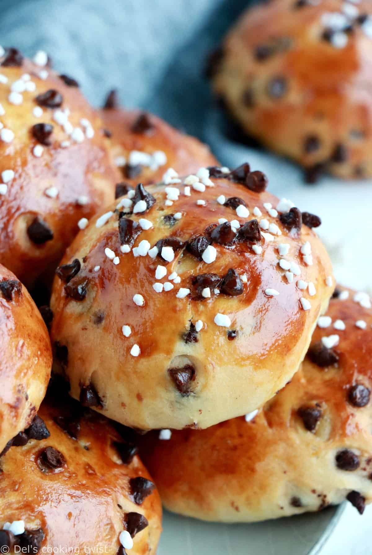 Douces, moelleuses et généreusement garnies de mini pépites de chocolat, ces petites brioches régalent petits et grands gourmands au petit déjeuner comme au goûter.