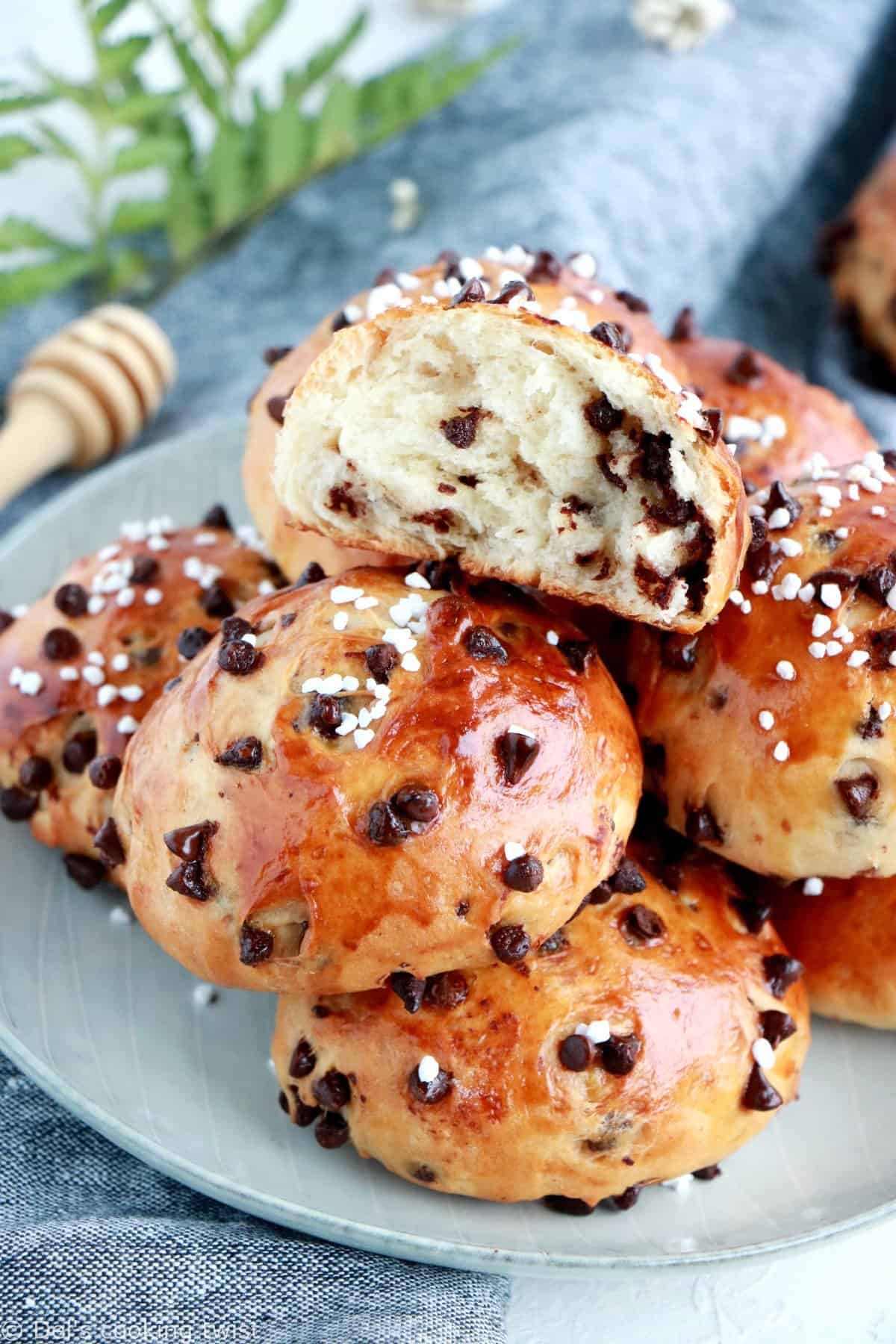 Douces, moelleuses et généreusement garnies de mini pépites de chocolat, ces petites brioches régalent petits et grands gourmands au petit déjeuner comme au goûter.