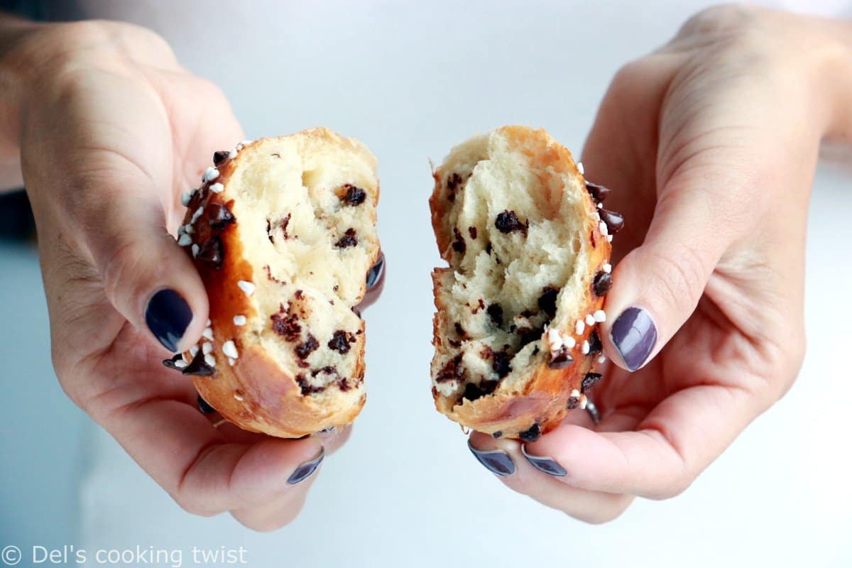 Douces, moelleuses et généreusement garnies de mini pépites de chocolat, ces petites brioches régalent petits et grands gourmands au petit déjeuner comme au goûter.