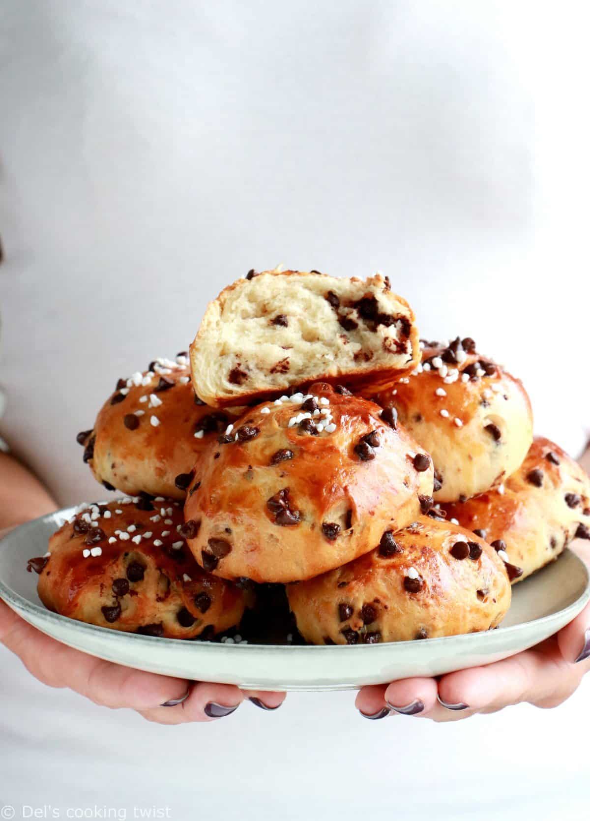 Douces, moelleuses et généreusement garnies de mini pépites de chocolat, ces petites brioches régalent petits et grands gourmands au petit déjeuner comme au goûter.