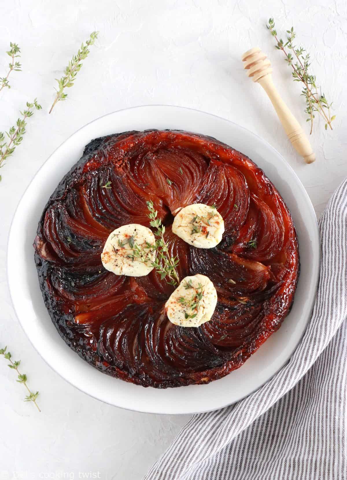 Tarte tatin au chèvre et oignons rouges