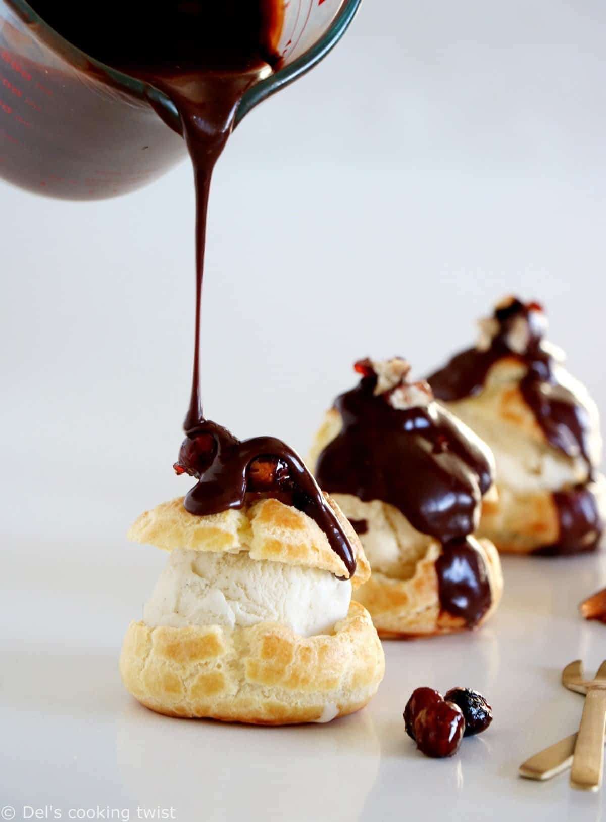 Profiteroles au chocolat et éclats de noisettes caramélisées