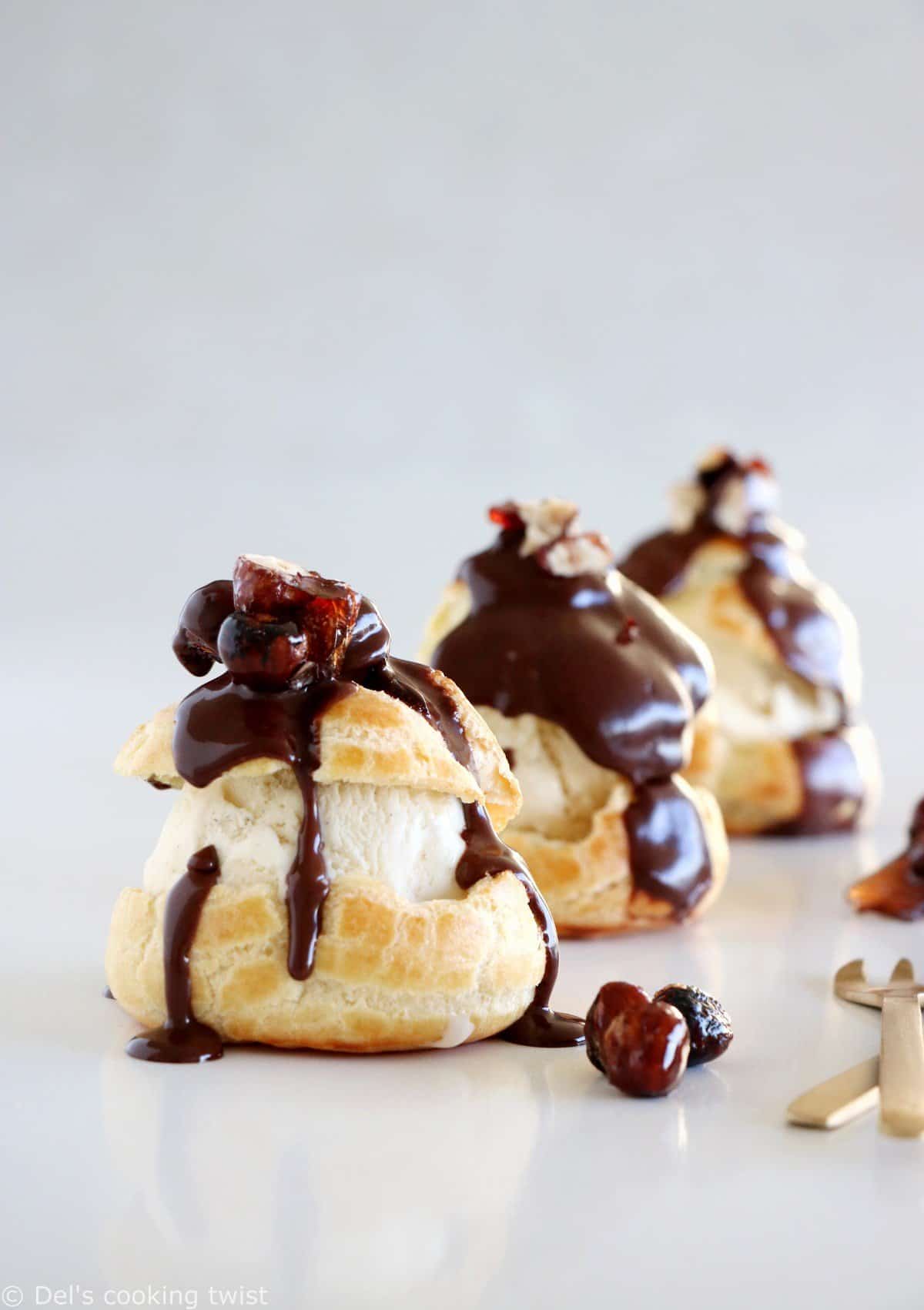 Profiteroles au chocolat et éclats de noisettes caramélisées