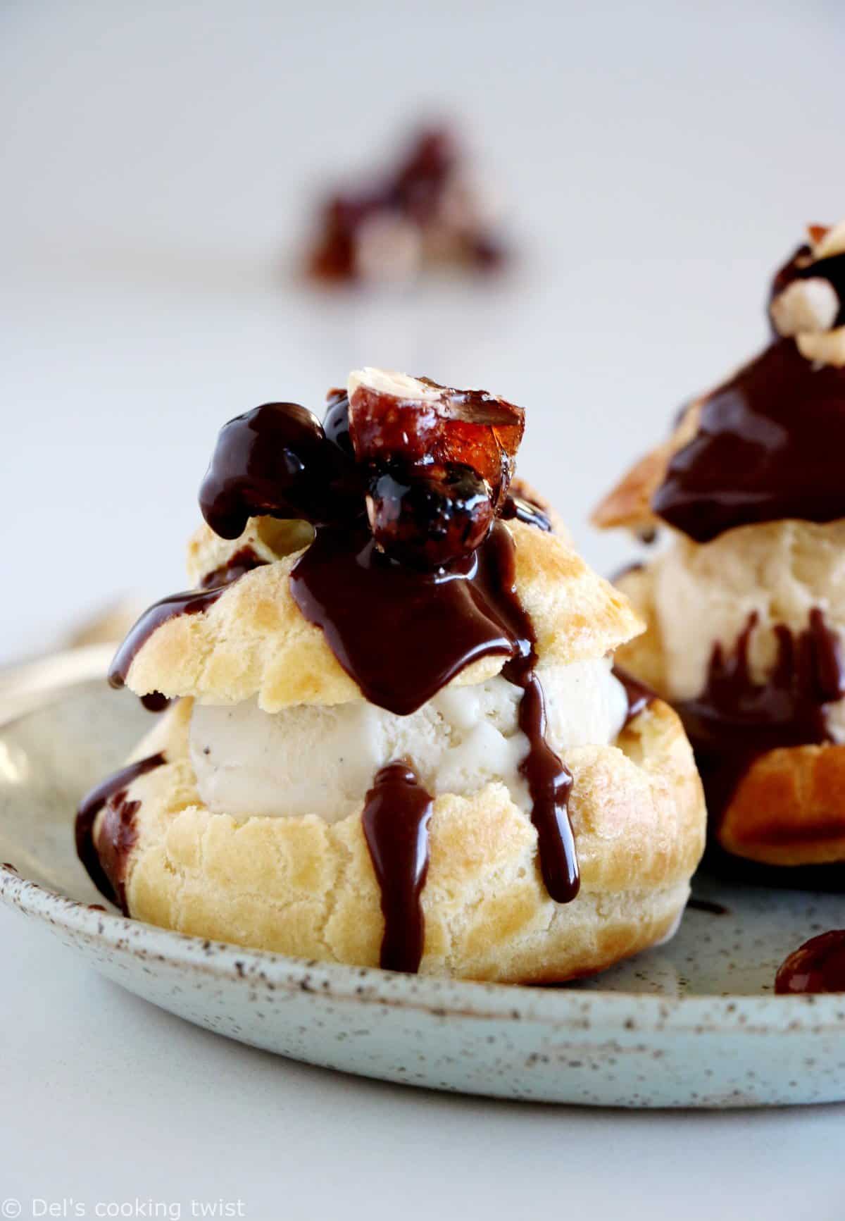 Profiteroles au chocolat et éclats de noisettes caramélisées