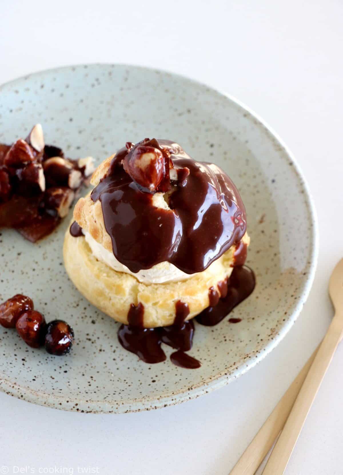 Profiteroles au chocolat et éclats de noisettes caramélisées