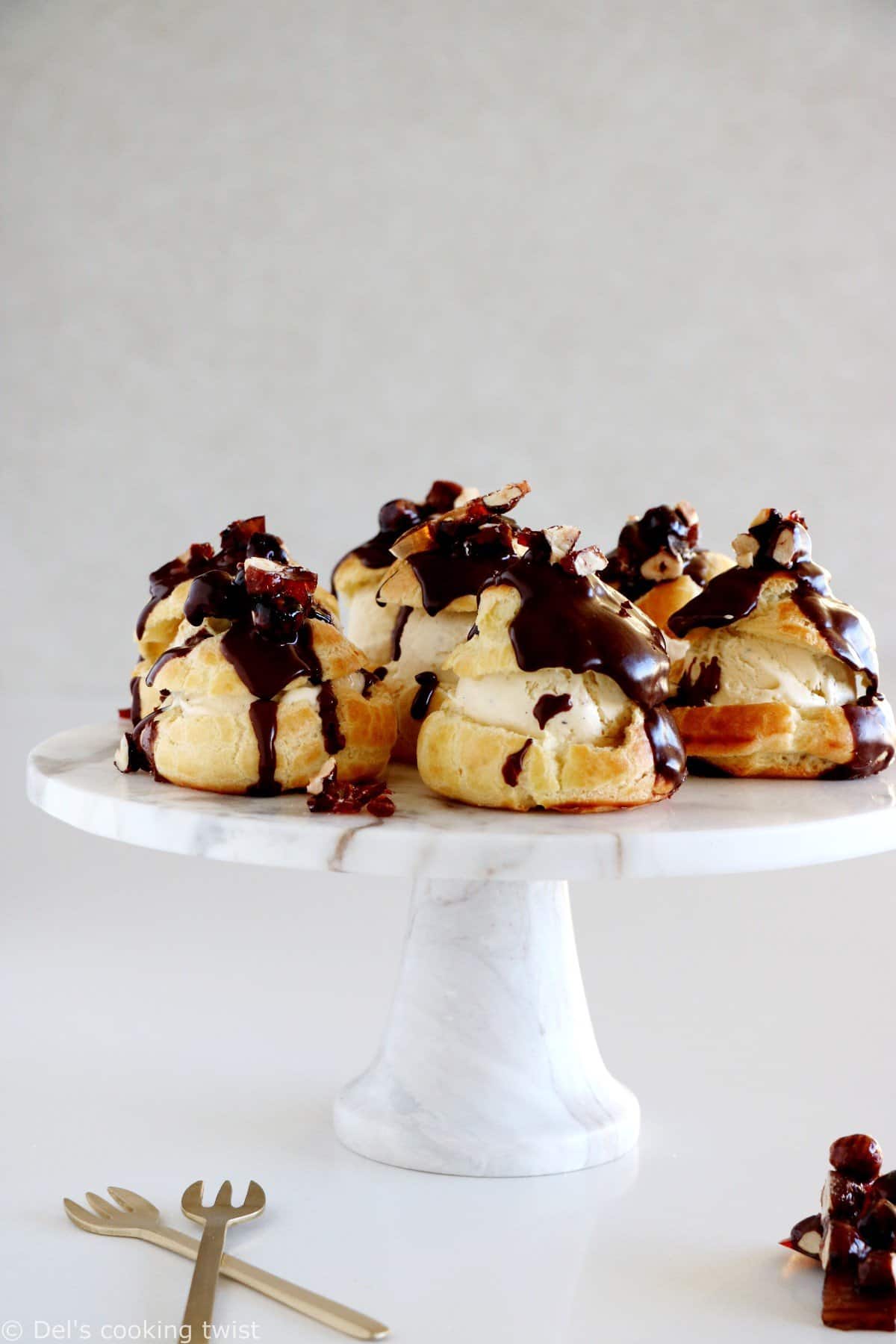 Profiteroles au chocolat et éclats de noisettes caramélisées