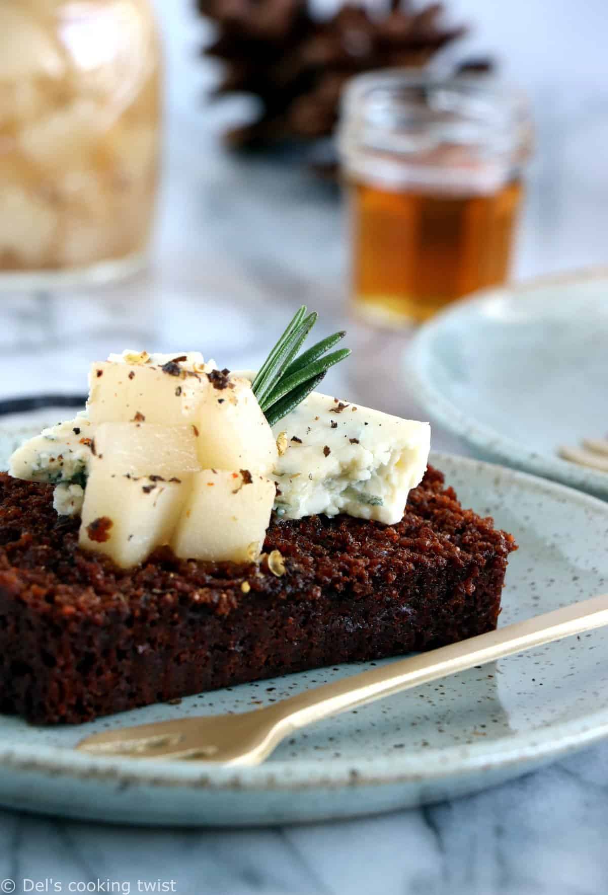 Toasts de pain d'épices, poires et gorgonzola