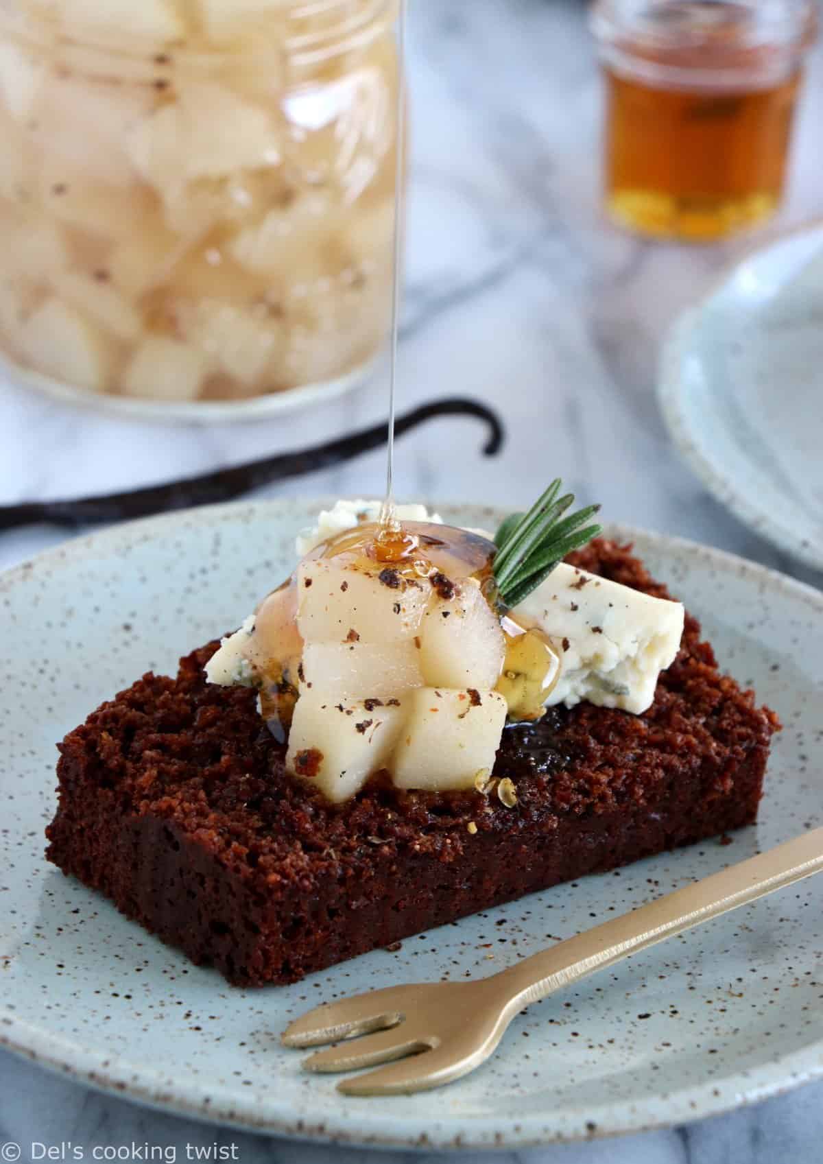 Toasts de pain d'épices, poires et gorgonzola