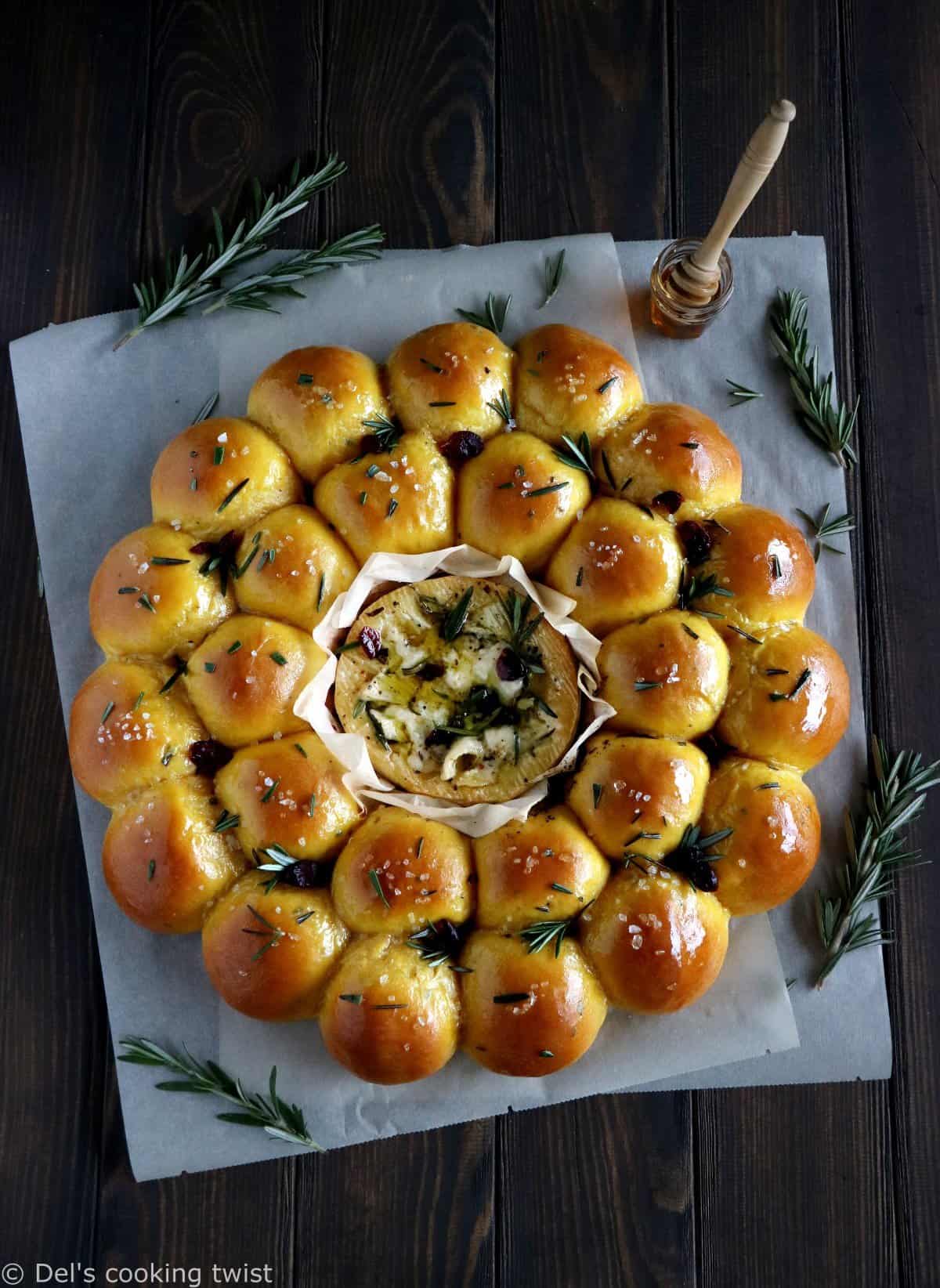 Couronne de petits pains à la patate douce et camembert rôti