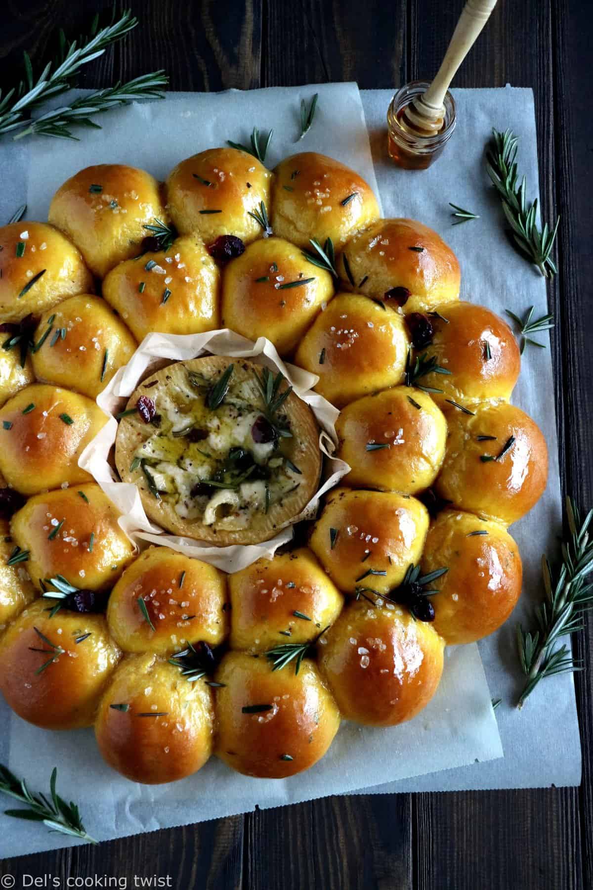 Couronne de petits pains à la patate douce et camembert rôti