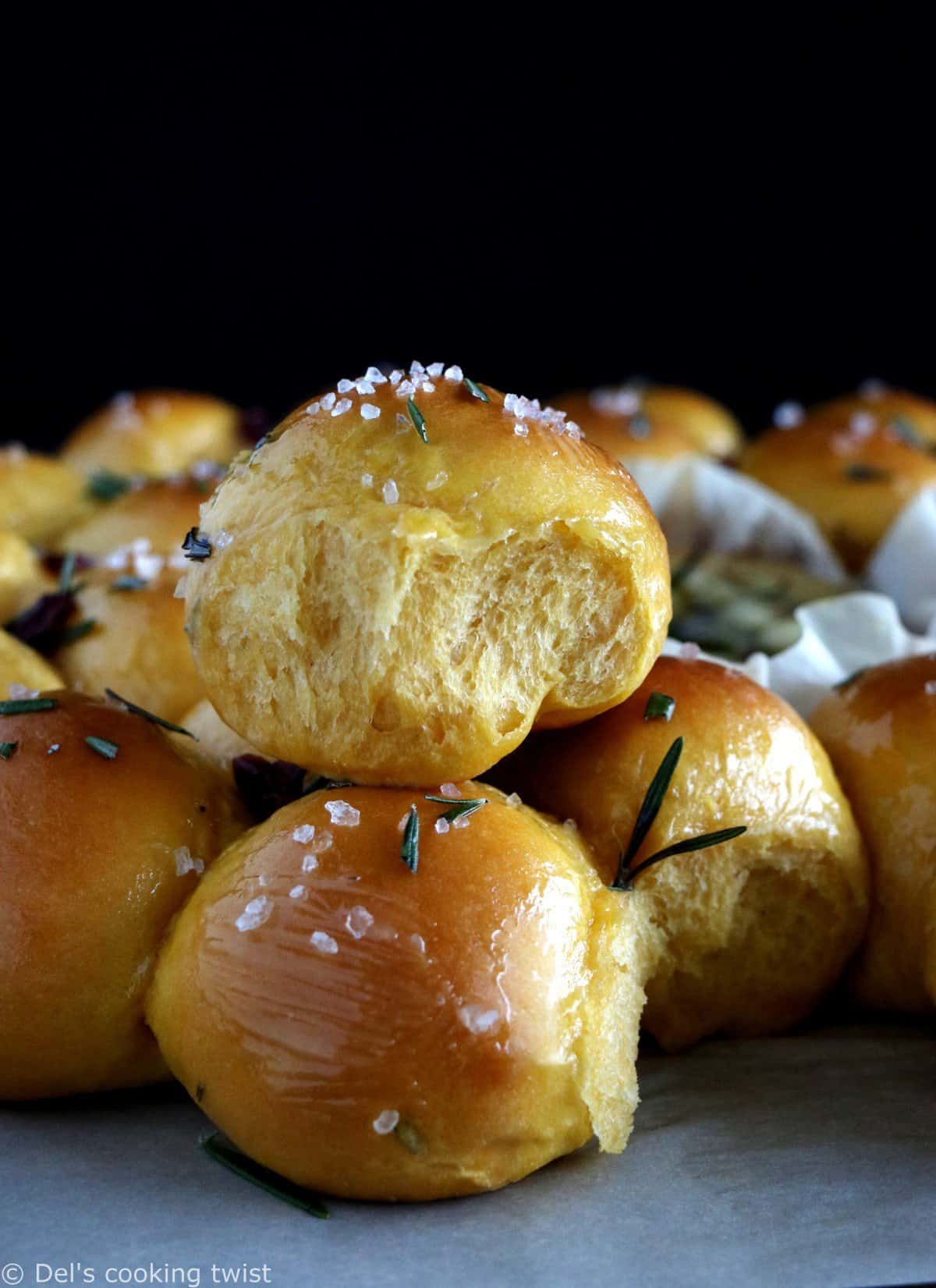 Couronne de petits pains à la patate douce et camembert rôti