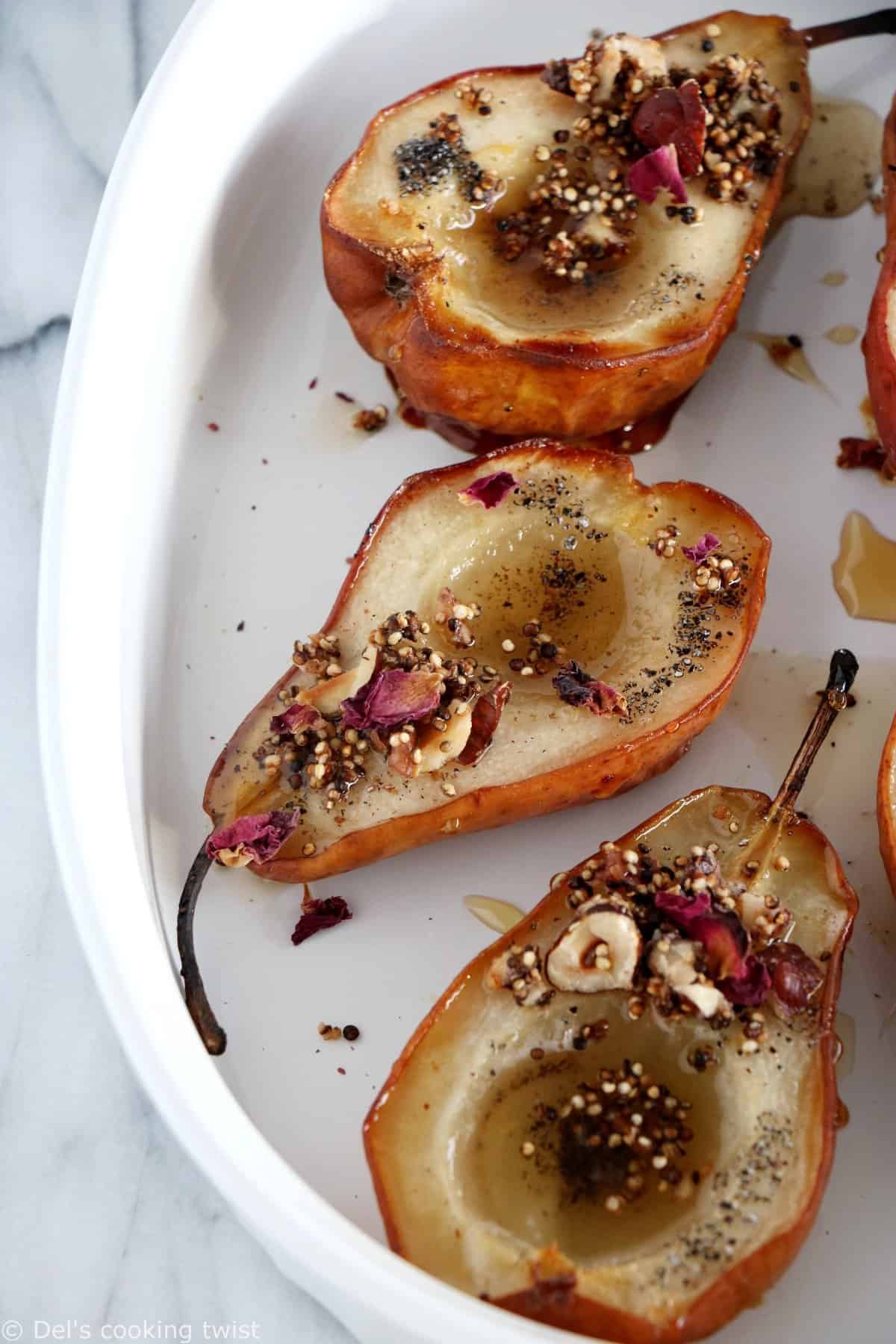 Poires infusées à la cardamome et granola de quinoa