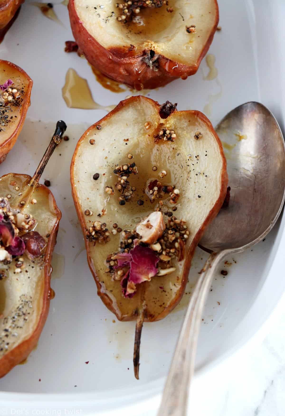 Poires infusées à la cardamome et granola de quinoa