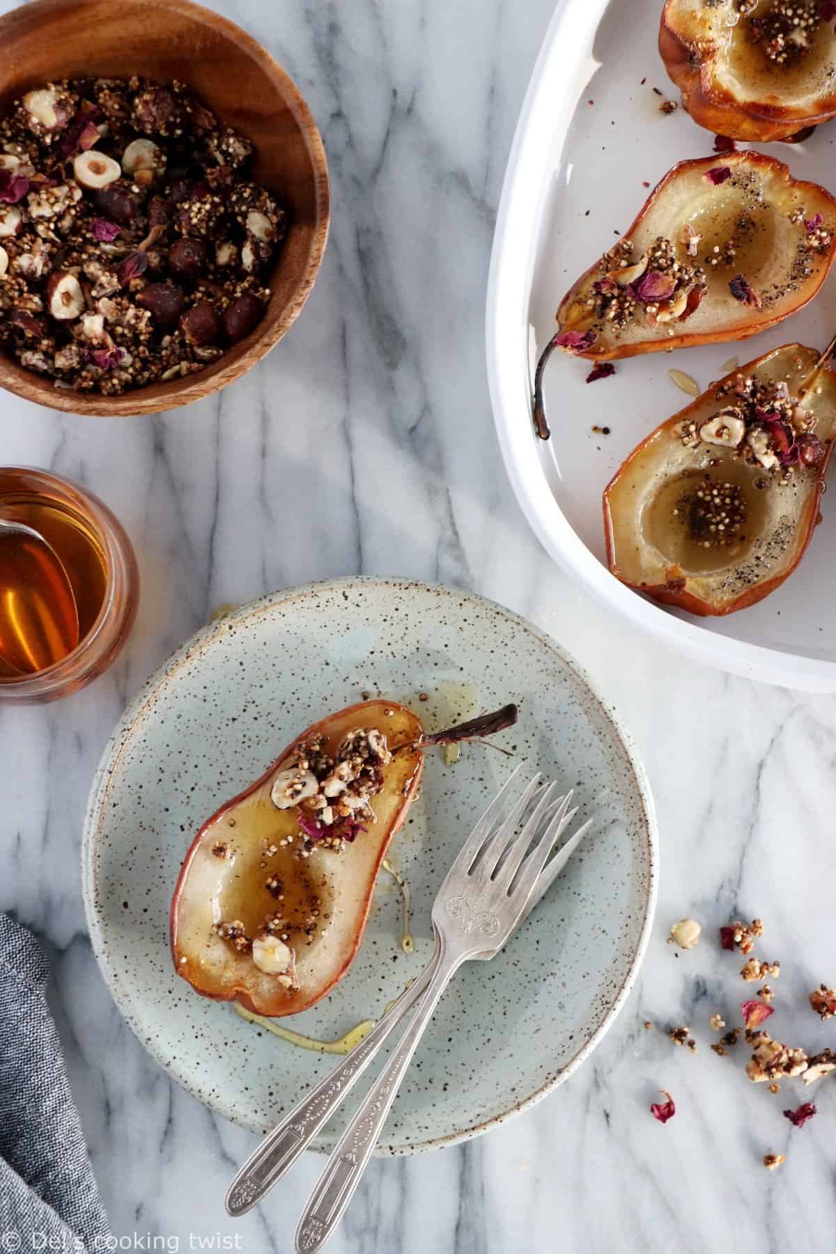 Poires infusées à la cardamome et granola de quinoa