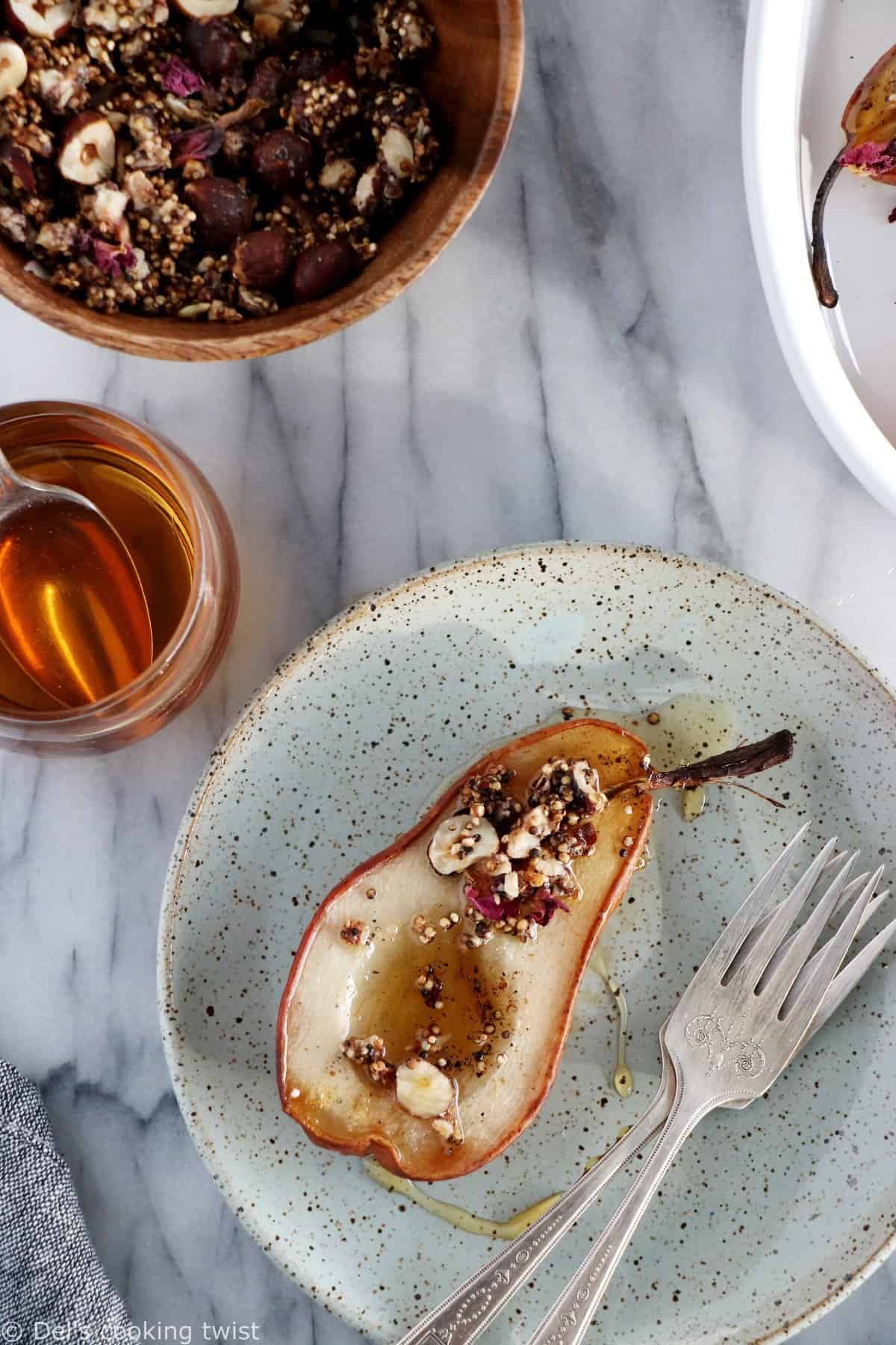 Poires infusées à la cardamome et granola de quinoa