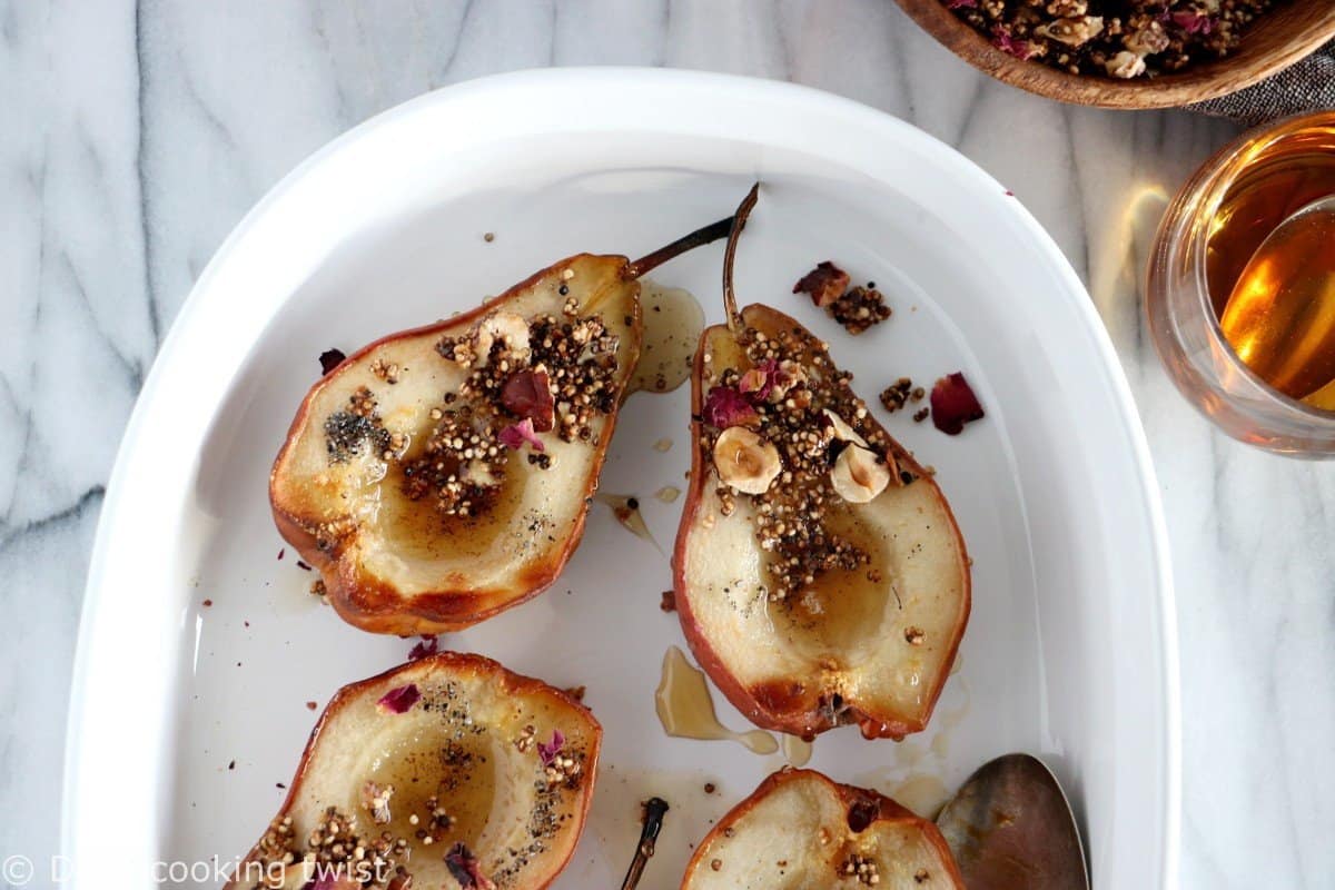 Poires infusées à la cardamome et granola de quinoa