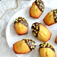 Madeleines enrobées de chocolat et d'éclats de pistaches - Del's ...
