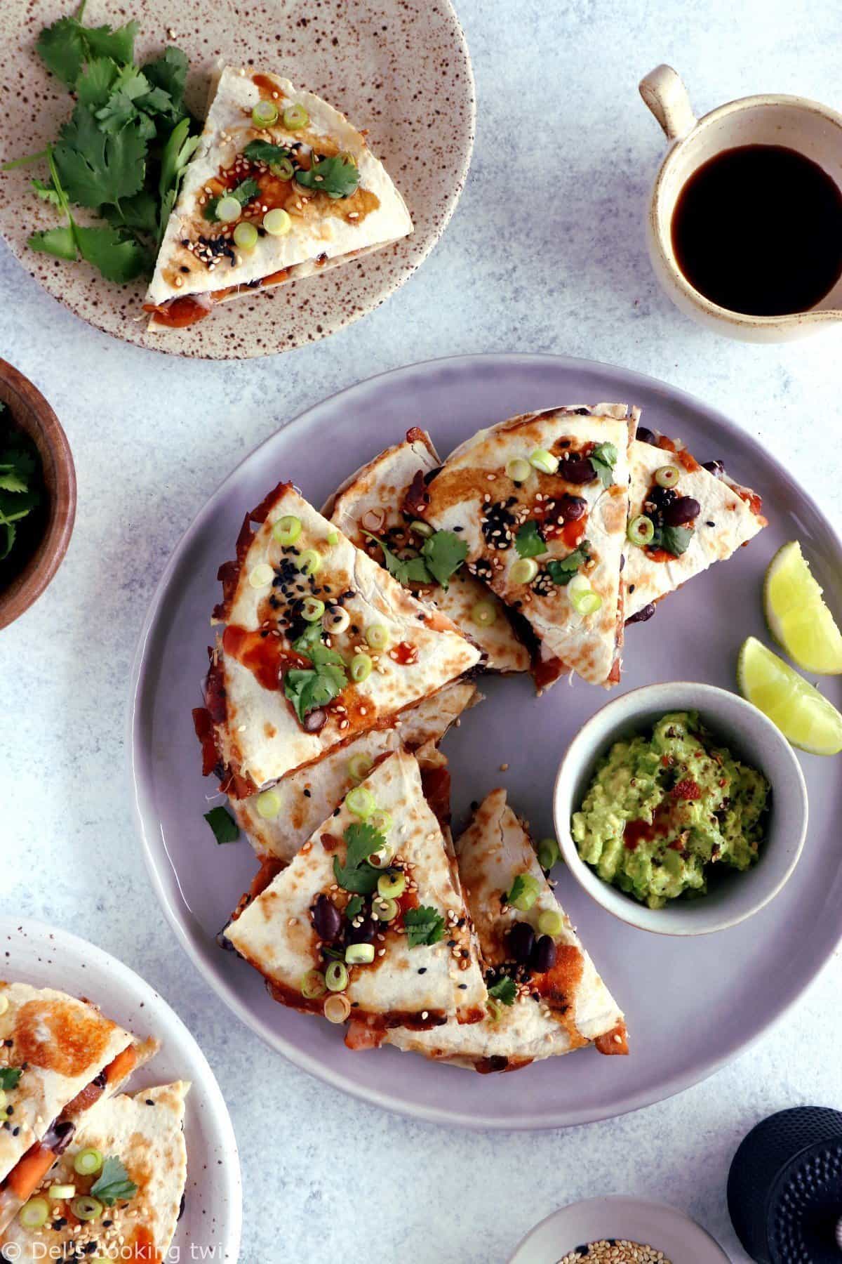 Quesadillas de patates douces et haricots noirs, sauce teriyaki