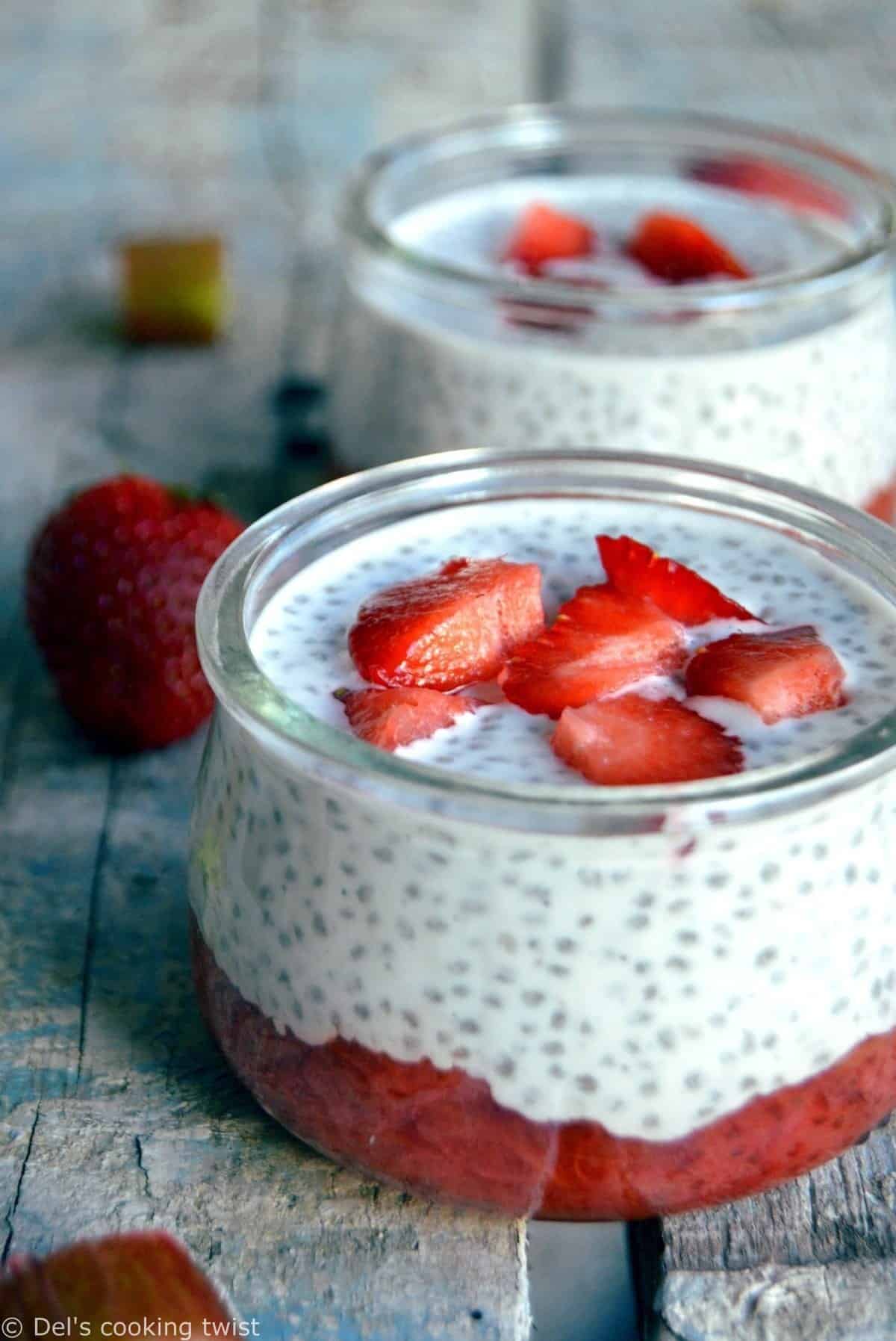 Chia pudding et sa compotée fraises-rhubarbe