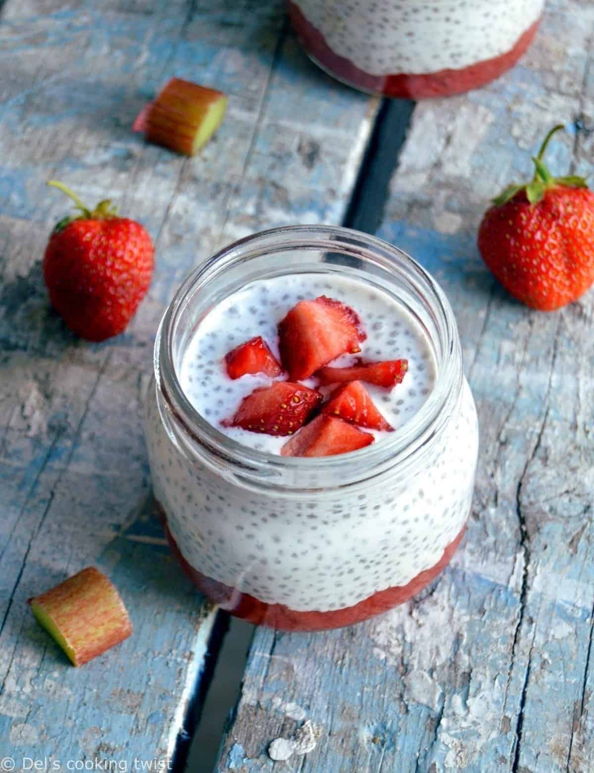 Chia pudding et sa compotée fraises-rhubarbe