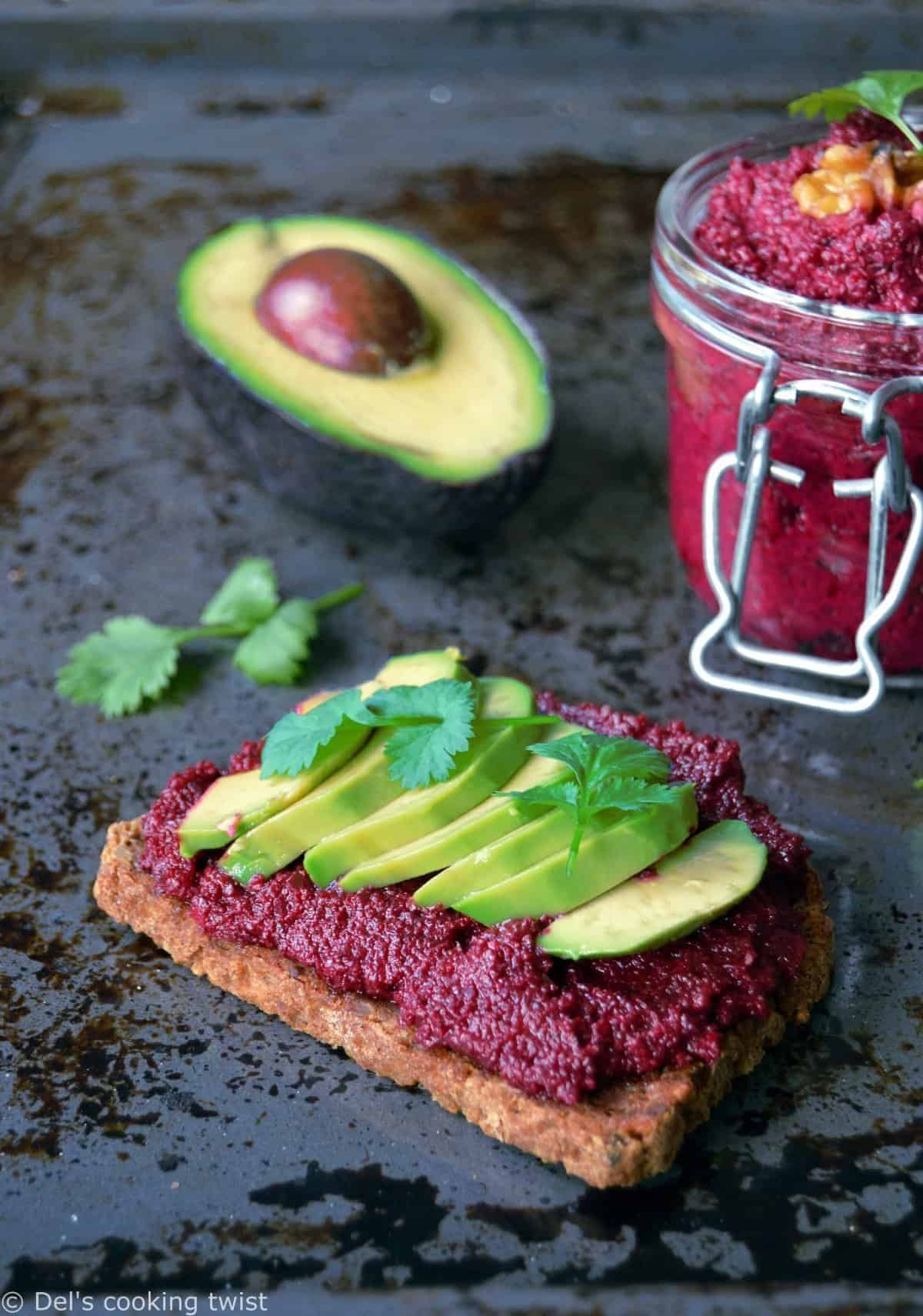 Tartines à l'houmous de betterave et avocat