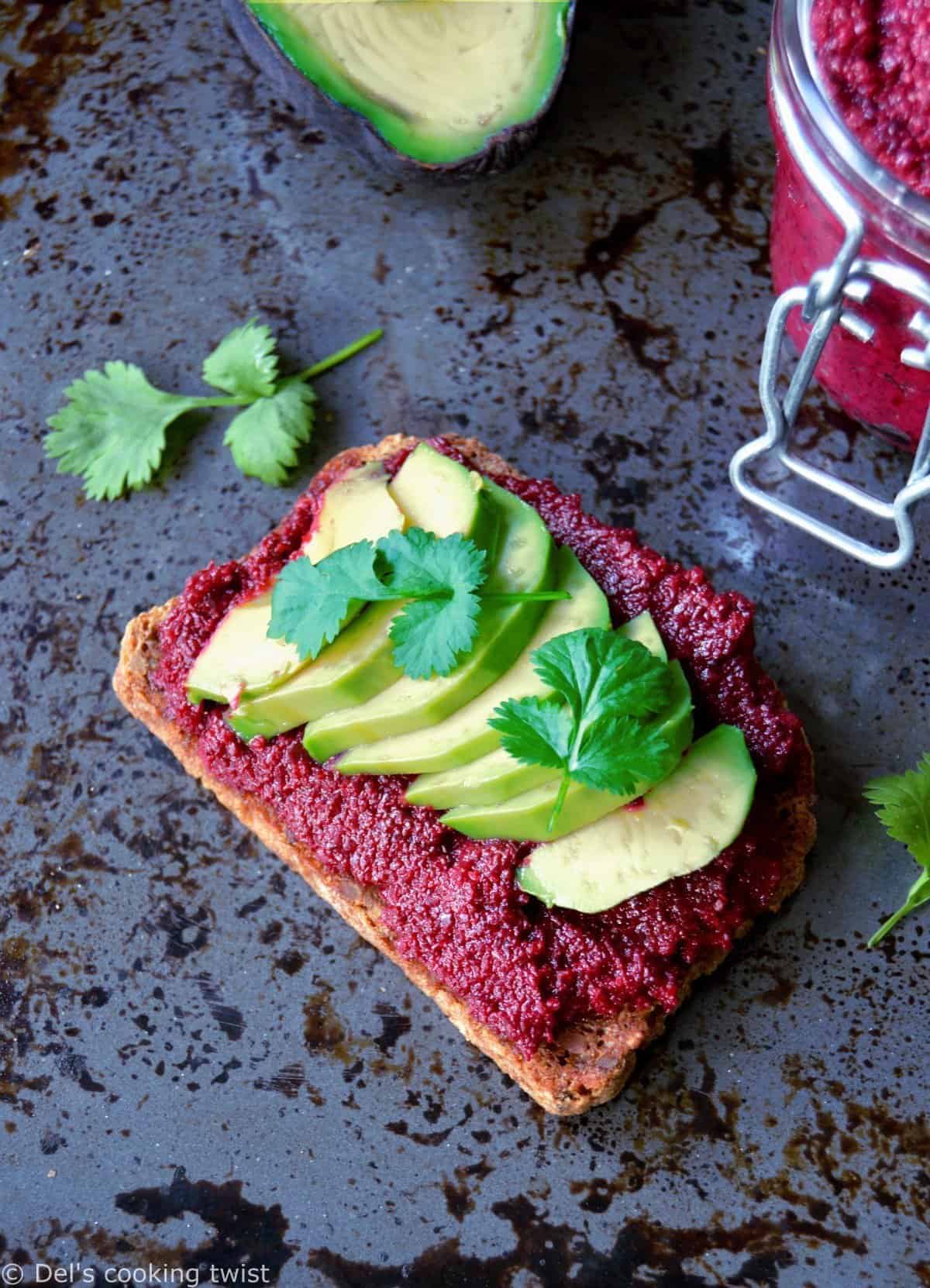 Tartines à l'houmous de betterave et avocat