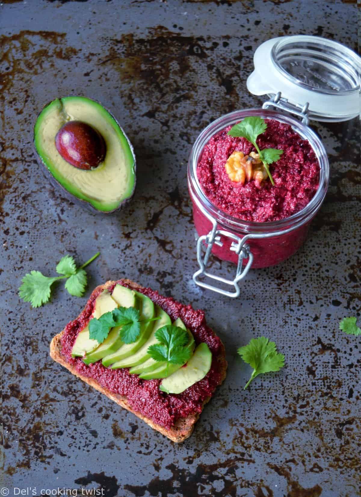 Tartines à l'houmous de betterave et avocat