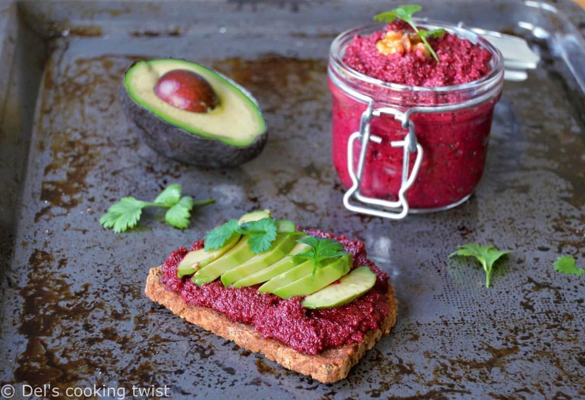 Tartines à l'houmous de betterave et avocat