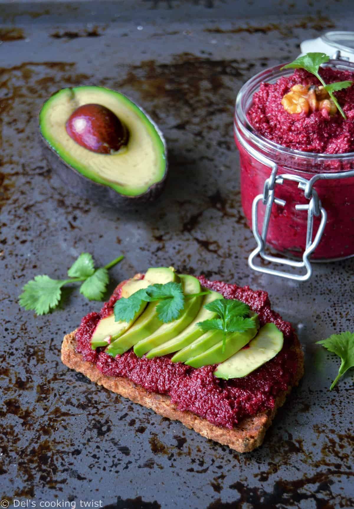 Tartines à l'houmous de betterave et avocat