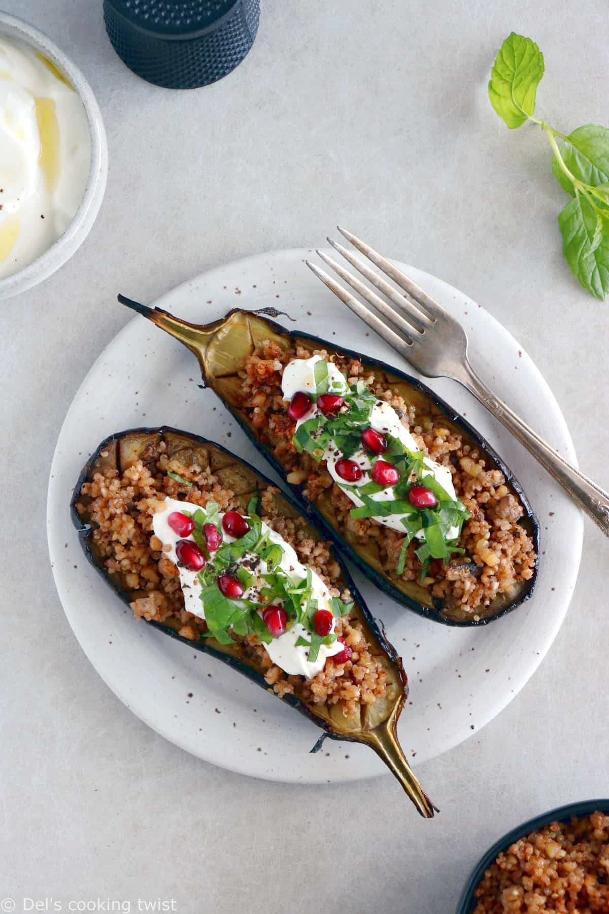 Aubergines farcies au quinoa et sauce au yaourt à la menthe (sans gluten)