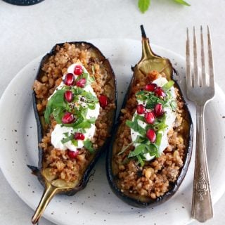 Aubergines farcies au quinoa et sauce au yaourt à la menthe (sans gluten)