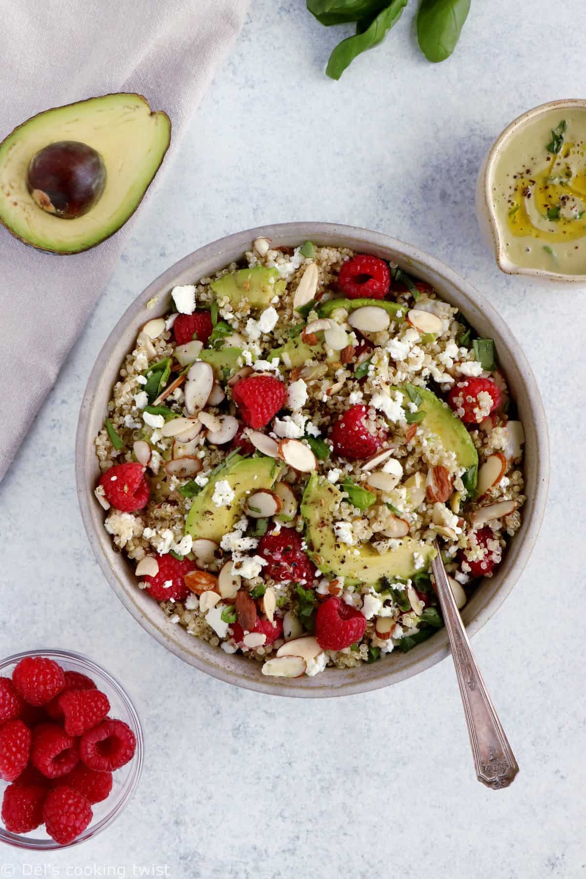 Salade de quinoa, avocat et framboises