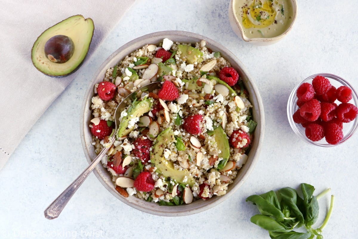 Salade de quinoa, avocat et framboises