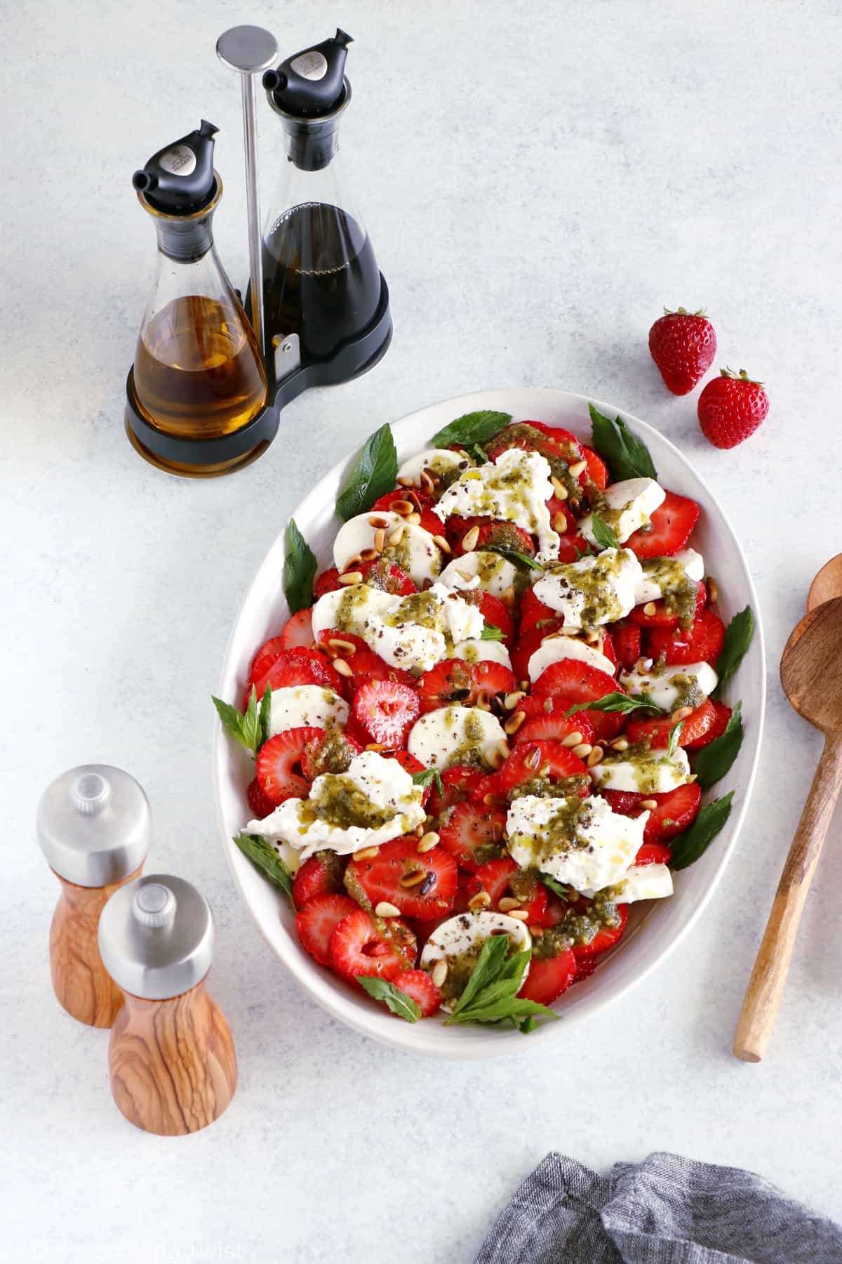 Salade de fraises, burrata et pesto de menthe. Une salade de fraises toute simple aux saveurs fraîches et estivales. Vous y retrouverez des fraises juteuses, de la burrata bien crémeuse, et un pesto de menthe maison délicieusement parfumé. Une idée rapide et sans gluten !