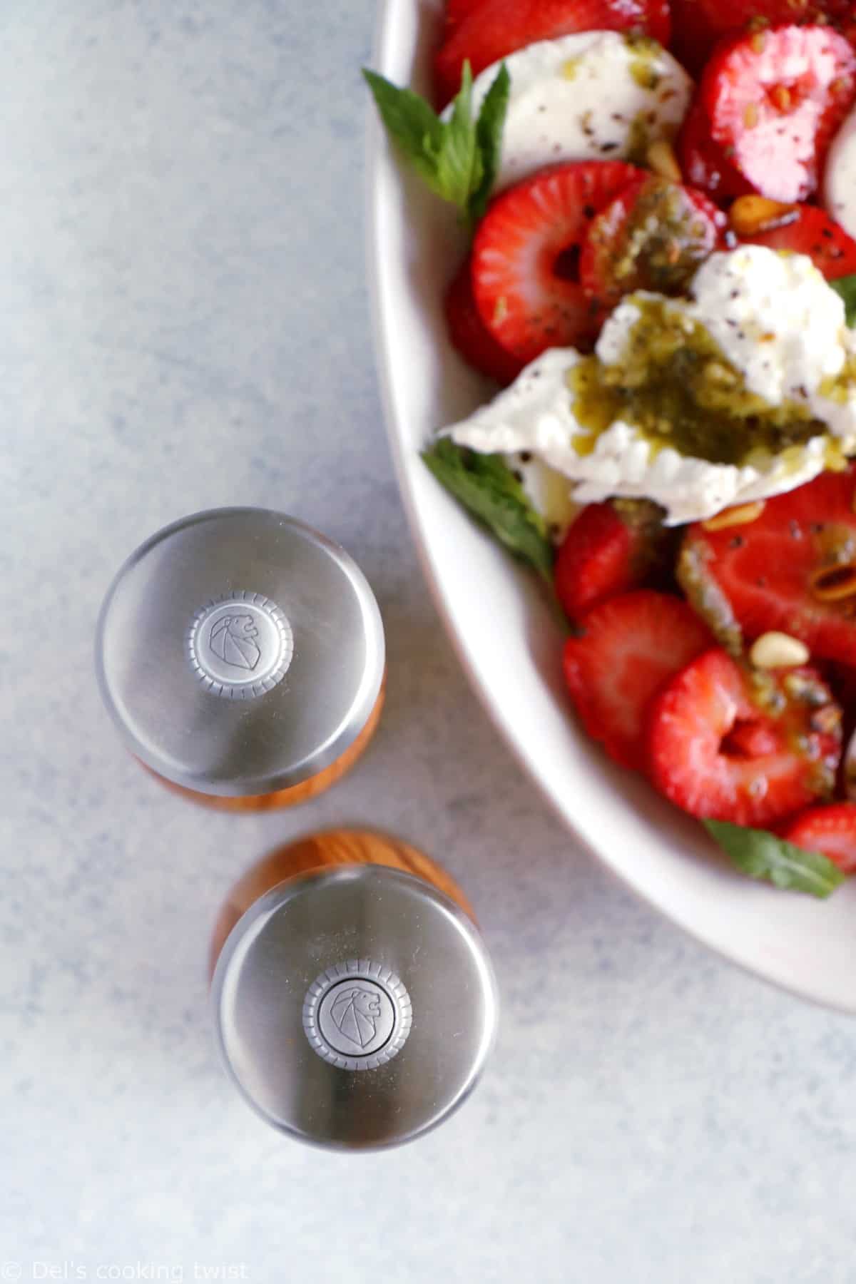 Salade de fraises, burrata et pesto de menthe. Une salade de fraises toute simple aux saveurs fraîches et estivales. Vous y retrouverez des fraises juteuses, de la burrata bien crémeuse, et un pesto de menthe maison délicieusement parfumé. Une idée rapide et sans gluten !