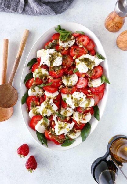 Salade de fraises, burrata et pesto de menthe