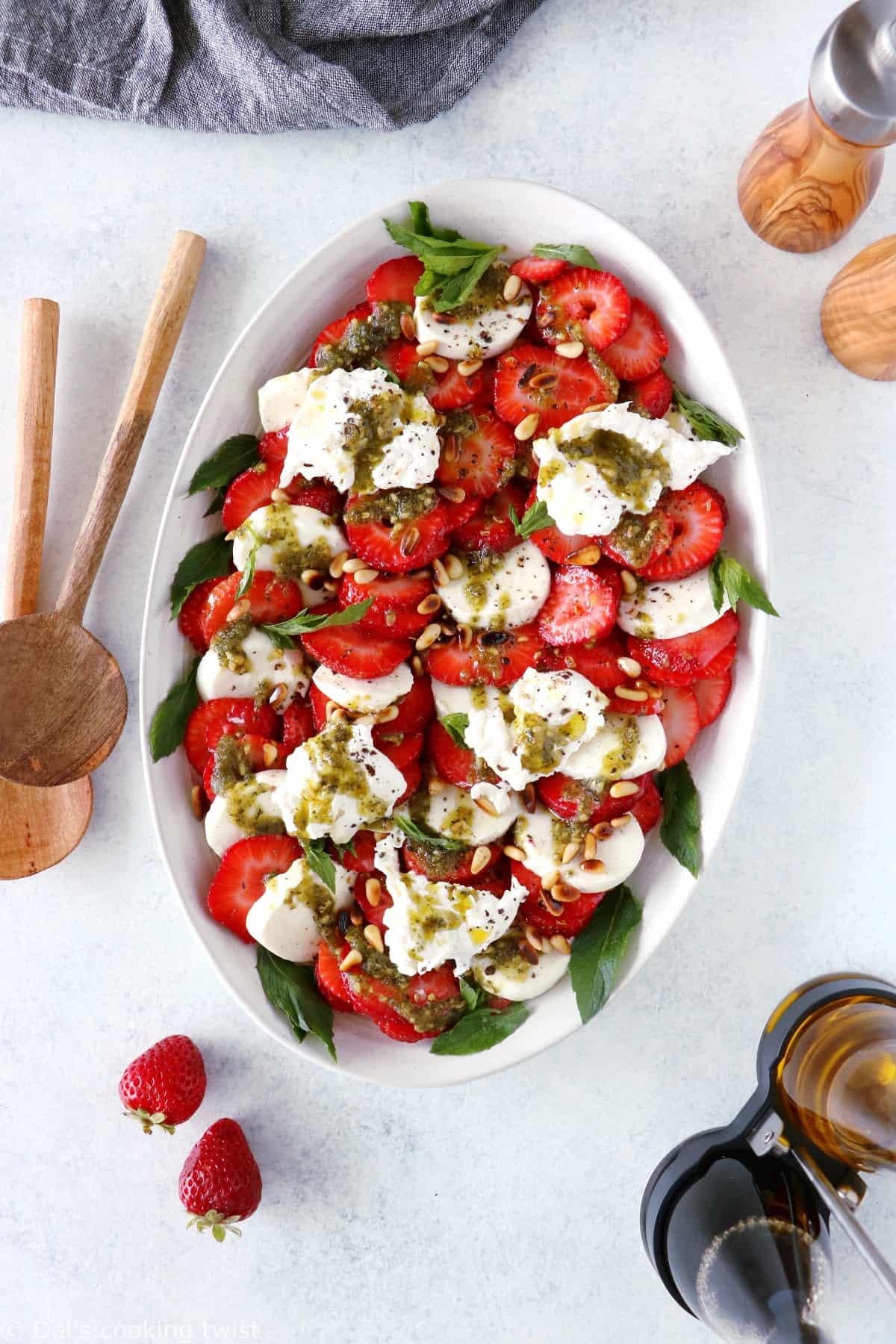 Salade de fraises, burrata et pesto de menthe Salade de fraises, burrata et pesto de menthe. Une salade de fraises toute simple aux saveurs fraîches et estivales. Vous y retrouverez des fraises juteuses, de la burrata bien crémeuse, et un pesto de menthe maison délicieusement parfumé. Une idée rapide et sans gluten !