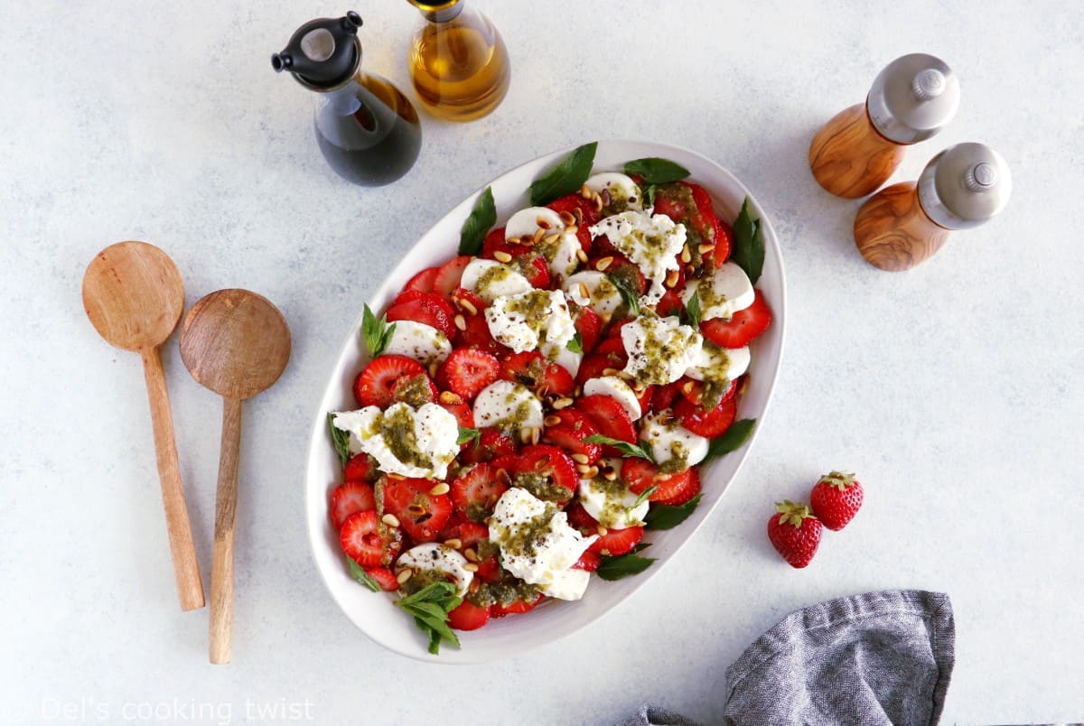 Salade de fraises, burrata et pesto de menthe. Une salade de fraises toute simple aux saveurs fraîches et estivales. Vous y retrouverez des fraises juteuses, de la burrata bien crémeuse, et un pesto de menthe maison délicieusement parfumé. Une idée rapide et sans gluten !