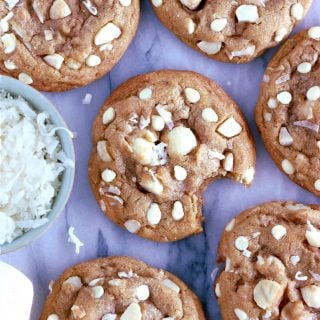 Cookies au chocolat blanc, noix de coco et noix de macadamia. Plongez dans la douceur de ces cookies au chocolat blanc, noix de coco et noix de macadamia à la texture à la fois souple et légèrement croustillante sur les côtés. Amoureux de chocolat blanc, cette recette est pour vous !