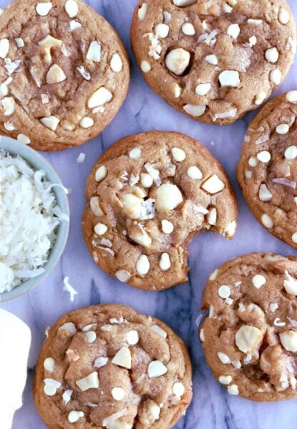 Cookies au chocolat blanc, noix de coco et noix de macadamia. Plongez dans la douceur de ces cookies au chocolat blanc, noix de coco et noix de macadamia à la texture à la fois souple et légèrement croustillante sur les côtés. Amoureux de chocolat blanc, cette recette est pour vous !