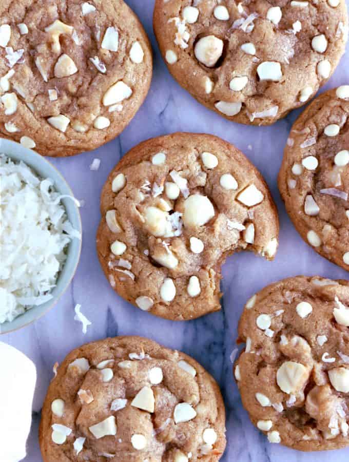 Cookies au chocolat blanc, noix de coco et noix de macadamia. Plongez dans la douceur de ces cookies au chocolat blanc, noix de coco et noix de macadamia à la texture à la fois souple et légèrement croustillante sur les côtés. Amoureux de chocolat blanc, cette recette est pour vous !