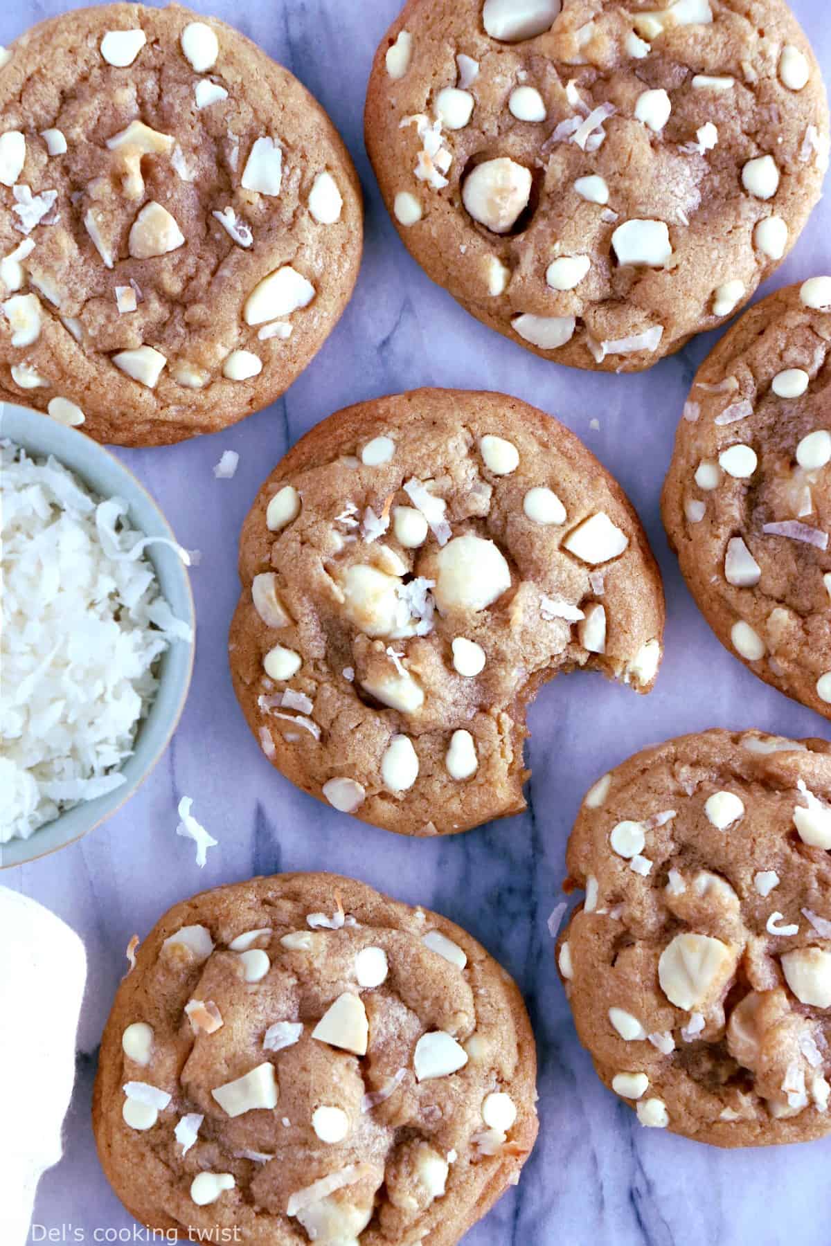 Cookies au chocolat blanc, noix de coco et noix de macadamia. Plongez dans la douceur de ces cookies au chocolat blanc, noix de coco et noix de macadamia à la texture à la fois souple et légèrement croustillante sur les côtés. Amoureux de chocolat blanc, cette recette est pour vous !