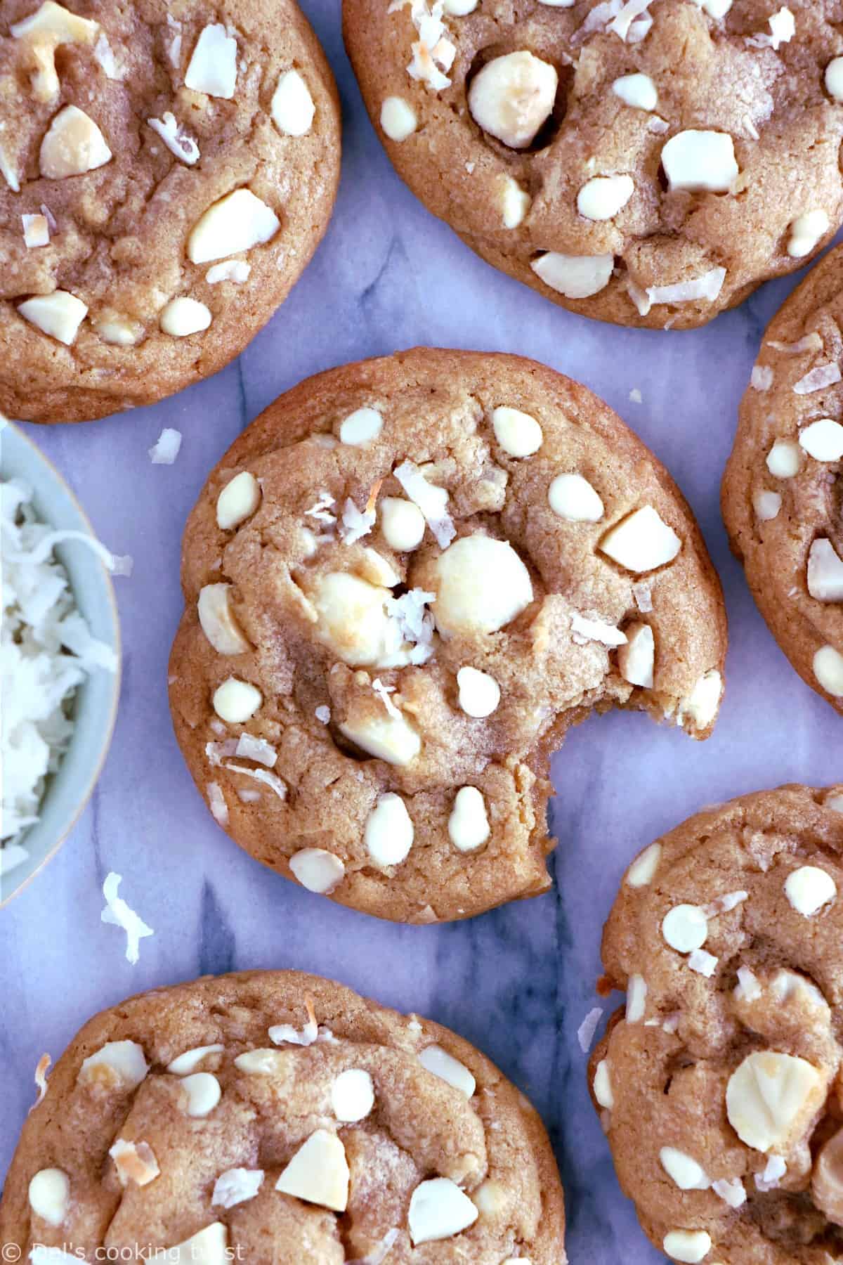 Cookies au chocolat blanc, noix de coco et noix de macadamia. Plongez dans la douceur de ces cookies au chocolat blanc, noix de coco et noix de macadamia à la texture à la fois souple et légèrement croustillante sur les côtés. Amoureux de chocolat blanc, cette recette est pour vous !