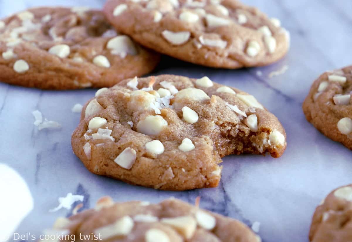 Cookies au chocolat blanc, noix de coco et noix de macadamia. Plongez dans la douceur de ces cookies au chocolat blanc, noix de coco et noix de macadamia à la texture à la fois souple et légèrement croustillante sur les côtés. Amoureux de chocolat blanc, cette recette est pour vous !